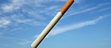 ¿El tabaco contiene otras sustancias químicas que pueden contribuir a su adicción?